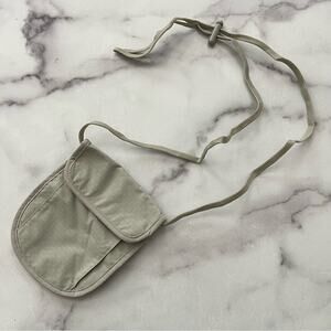 Lewis N Clark tan travel pouch